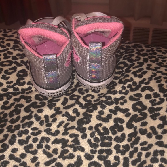 Gray and pink CONVERSE for a toddler size 5!!! - Picture 2 of 8